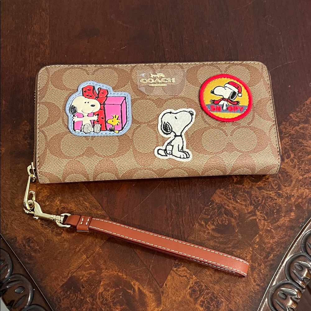 NWOT Coach X Peanuts Brown Signature Zip Wallet Snoopy Patch Accents